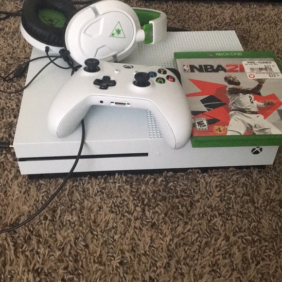 Xbox One S 1 TB - Picture 2 of 3